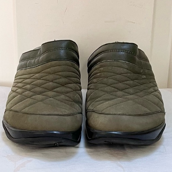 J41 Adventure On slip on clogs - Picture 2 of 11